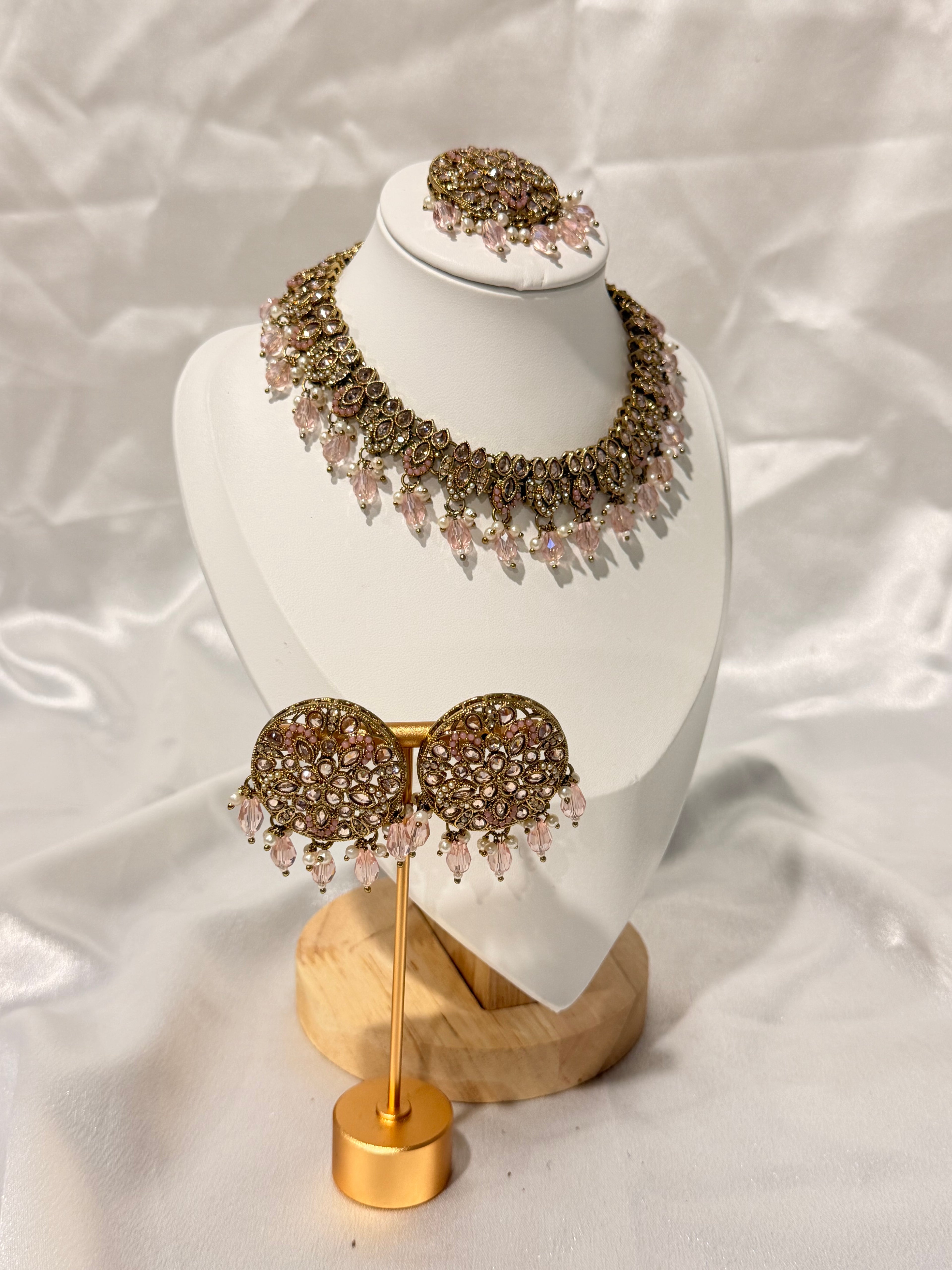 Paramprit Necklace Set
