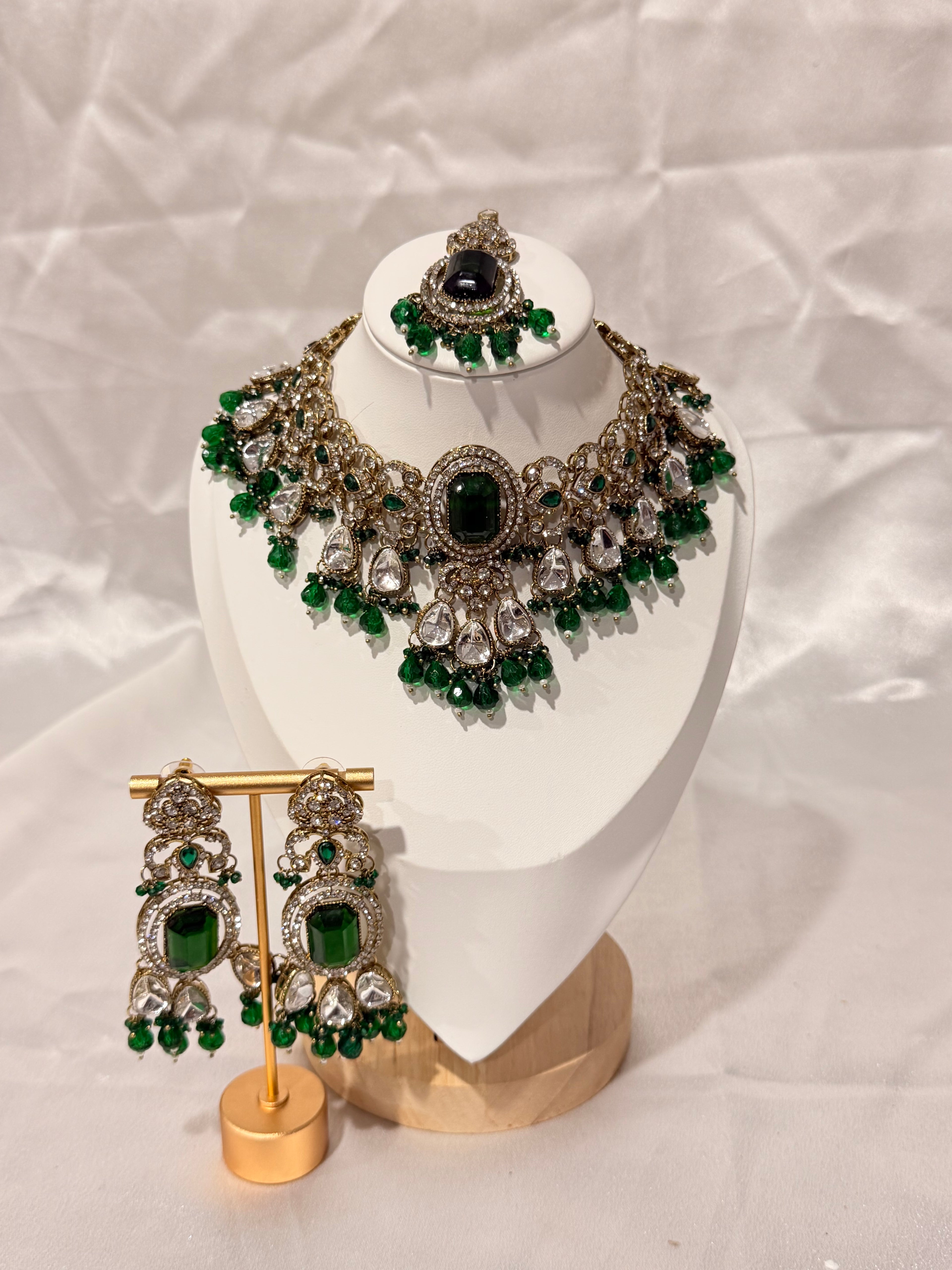 Eshleen Necklace Set